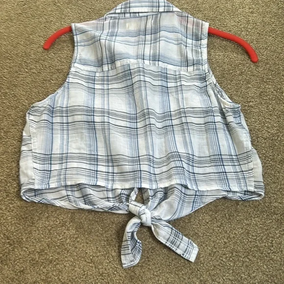 Hollister sleeveless button & tie front top - Picture 2 of 8